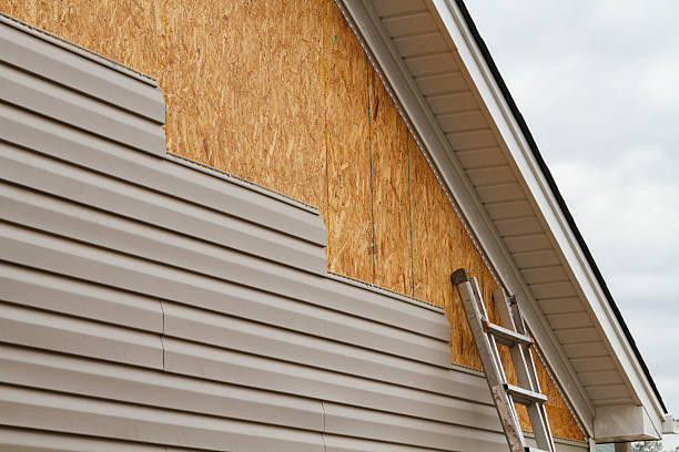 Professional Emergency Siding Repair technician working in Bowling Green, FL